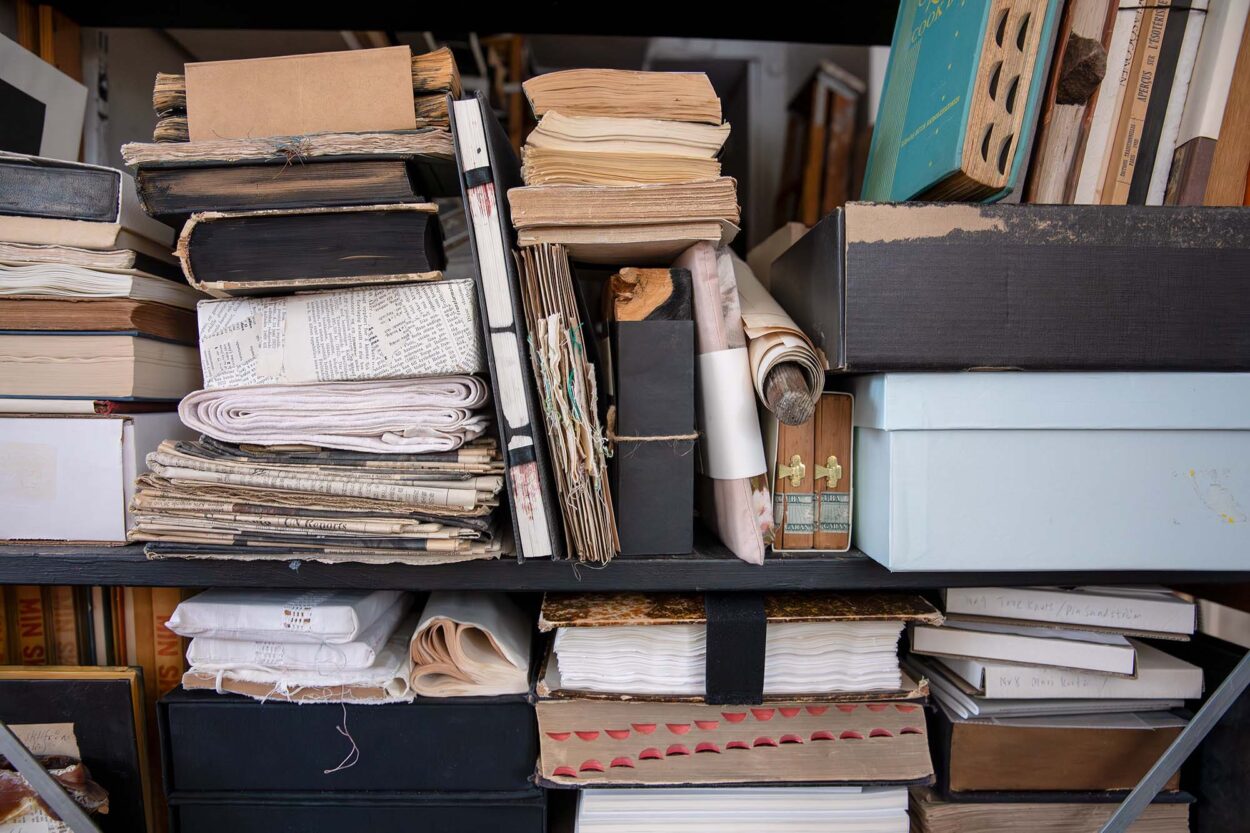 En bokhylla med många olika slags böcker. Fotografi.