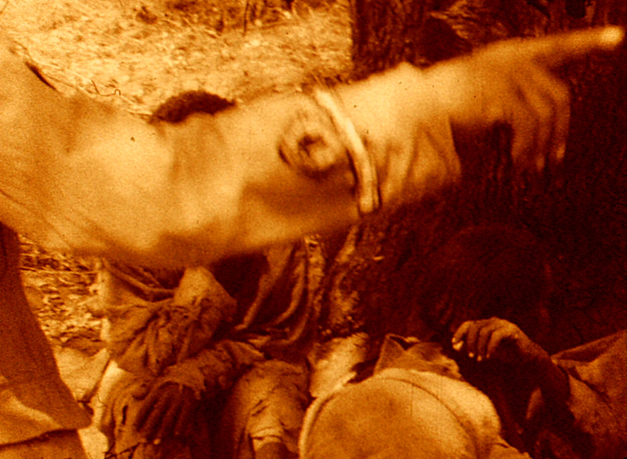 Uniformsklädd hand som pekar. Fotografi.